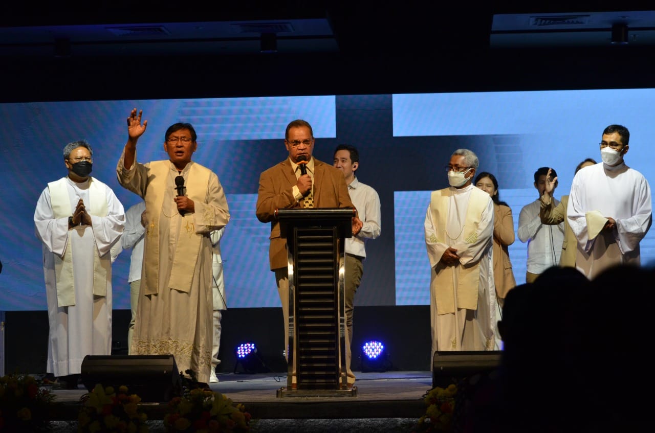 Para Romo dan Pak Benyamin mendoakan umat-PAKAI